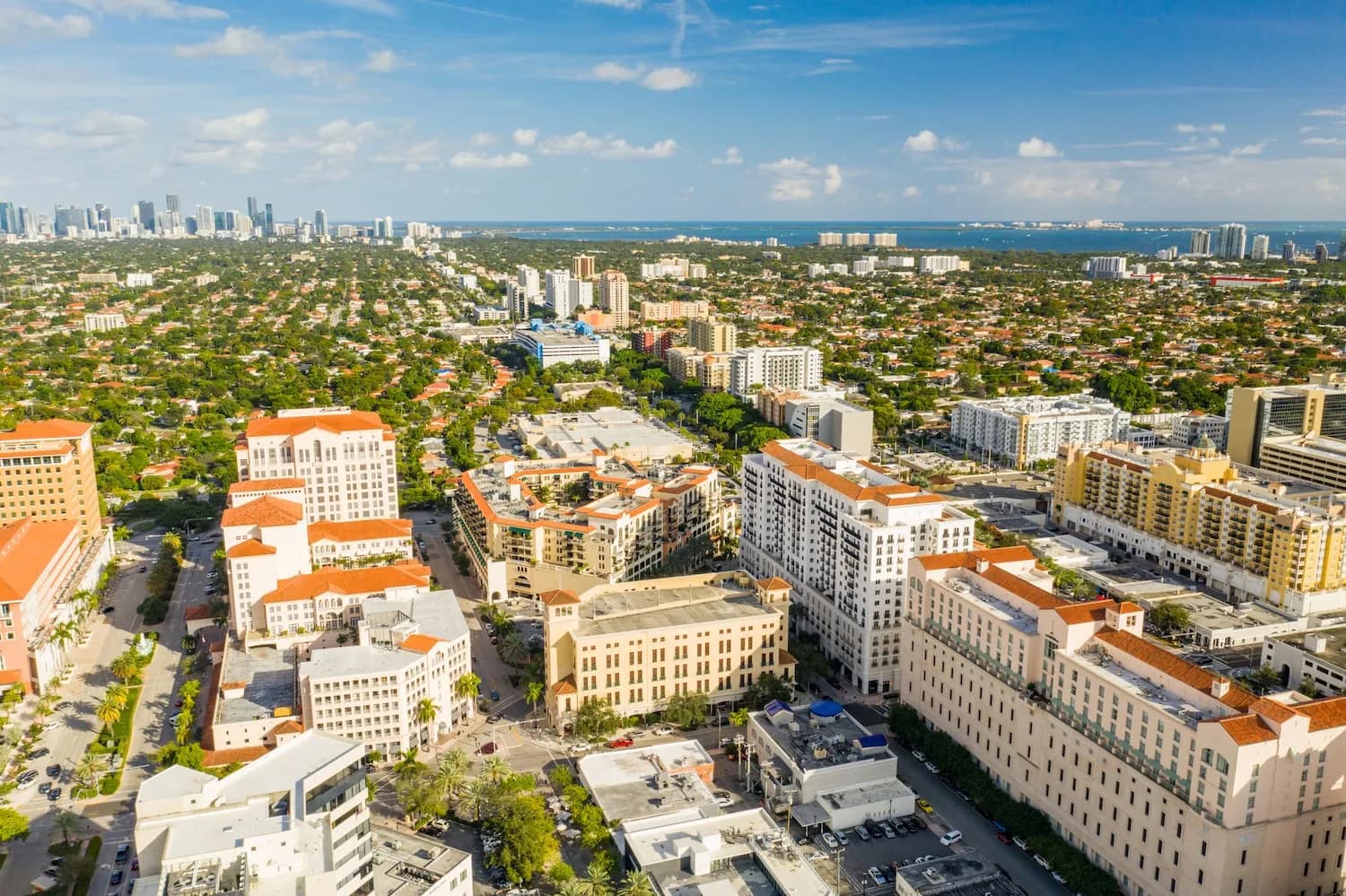 Vista aerea di Coral Gables, Florida — quartiere residenziale con architettura mediterranea e palme tra Miami e Miami Beach